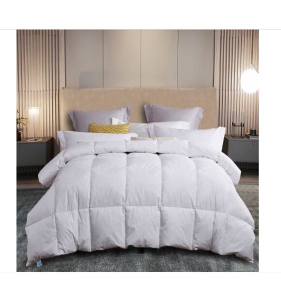 Martha Stewart 95%/5% White Feather & Down Comforter, Twin, - Picture 1 of 1